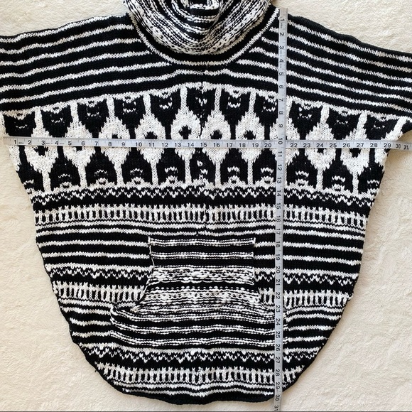 The Limited black white southwestern Aztec poncho knit sweater turtleneck Medium - Picture 7 of 9
